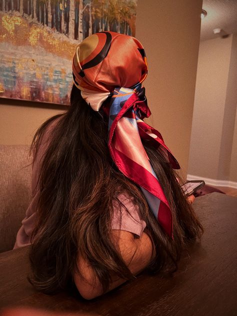 Scarf in hair Satin Scarf Hairstyles, Hair Scarf Ideas, Satin Head Scarf, Silk Hair Wrap, Scarf For Hair, Scarf Aesthetic, Hair Wrapping, How To Wear A Blanket Scarf, Silk Hair Scarf