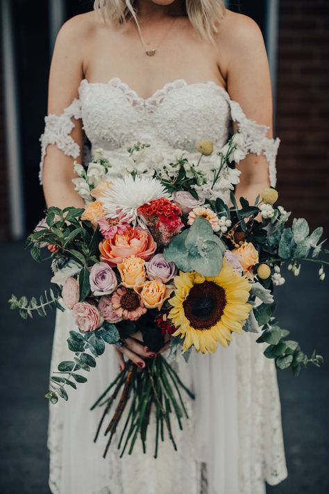 Boho bride with sunflower bouquet Yellow Wedding Bouquet, Wedding Flower Trends, Sunflower Wedding Bouquet, Late Summer Weddings, Wedding Flowers Summer, Fall Wedding Bouquets, Fall Wedding Flowers, France Wedding, Yellow Wedding