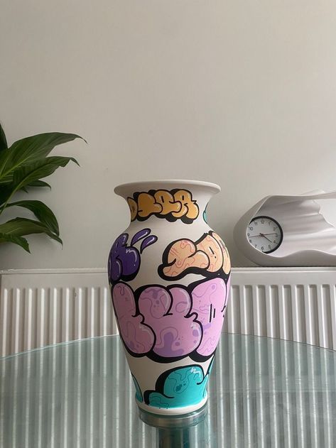 Street Art Home Decor, Graffiti Home Decor, Graffiti Pottery, Graffiti Ceramics, Graffiti Lampshade, Street Painting Ideas, Unique Plant Pots, Graffiti Room Decor, Clay Vase Ideas