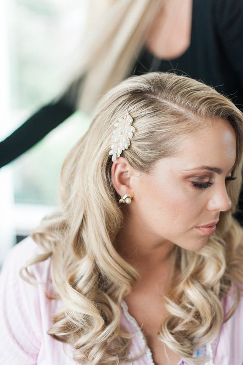 Wedding Guest Hair Barrette, Side Barrette Hairstyles Wedding, Bridal Hair With Clip On Side, Formal Hair One Side Pinned, Curled Hair Pinned To Side, Bride Hair One Side Pinned Back, Hair Slides Hairstyles, Taiwanese Wedding, Curly Hairstyles Men