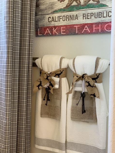 Farmhouse Bathroom Towels Ideas, Decorative Towels Bathroom, Towels Bathroom Ideas, Bathroom Towel Display Ideas, Bathroom Towel Hanging Ideas, Towel Hanging Ideas, Bathroom Towels Display, Towel Decoration, Bathroom Display