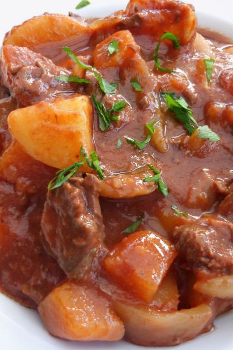 This simple beef and tomato slow cooked stew is a wonderful warming meal for colder months. Cheap and easy, a meal for the whole family. Beef And Tomato Stew, Beef Stew With Tomato Soup, Beef Stew With Tomato Sauce, Tomato Beef Stew, Beef Stew Meat Recipes, Easy Beef Stew, Stew Meat Recipes, Beef Stew Crockpot, Beef Stew Meat