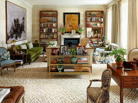 The ED A-List designer and architect Gil P. Schafer conjure a picture of gracious living on the Upper East Side. #uppereastside #uppereastsidehome #hometour #home #apartmenttour #decor #interiordesign #renovation #luxury #luxuryapartment #apartmentideas #elledecor Tom Scheerer, Elle Decor Living Room, Cozy Sitting Room, Upper East Side Apartment, Saarinen Table, Small Lounge, Upper East Side, Elegant Living, Living In New York