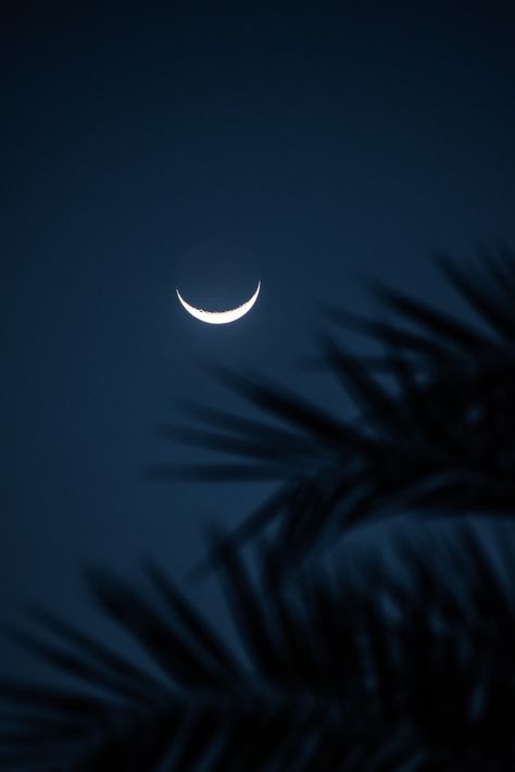 Eid Moon Aesthetic, Eid Aesthetic, Eid Photoshoot, Eid Moon, Eid Photoshoot Ideas, Night Sky Moon, Night Sky Photography, Moon Aesthetic, Camping Aesthetic