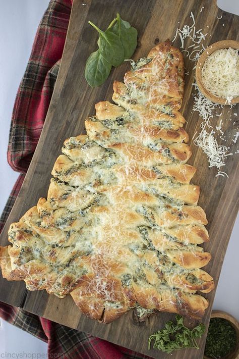 Our Spinach Christmas Tree is a rich, creamy and cheesy party snack that's a real crowd-pleaser. Make this appetizer for the holidays! Spinach Christmas Tree, Spinach Tree, Cheese Christmas Tree, Watermelon Salsa Recipe, Tree Spinach, Cheese Christmas, Hot Spinach Dip, Cooking Spinach, Best Party Appetizers