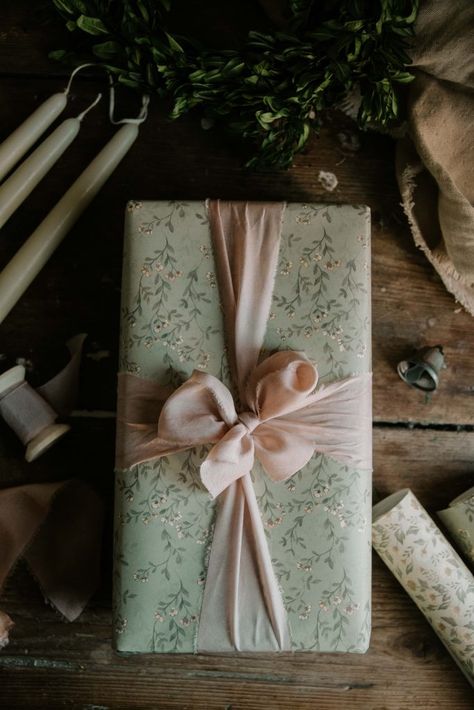 French Gift Wrapping, Chic Wrapping Ideas, Beautiful Wrapped Gifts, Christmas Present Wrapping Ideas Fancy, Sophisticated Gift Wrapping, Gift Wrapping Color Scheme, Cute Birthday Gift Wrapping, Gift Wrap Birthday, Classy Christmas Crafts For Adults