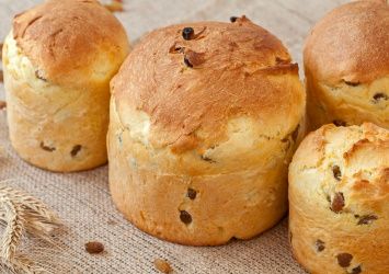 Italian Panettone bread is a fabulous bread, studded with raisins and candied fruit. Banneton Bread Recipes, Pantone Bread Recipe, Panetone Recipe, Glow Cake, Panettone Bread, Panettone Recipe, Recipe For Hollandaise Sauce, Italian Bread Recipes, Fudge Brownie Recipe