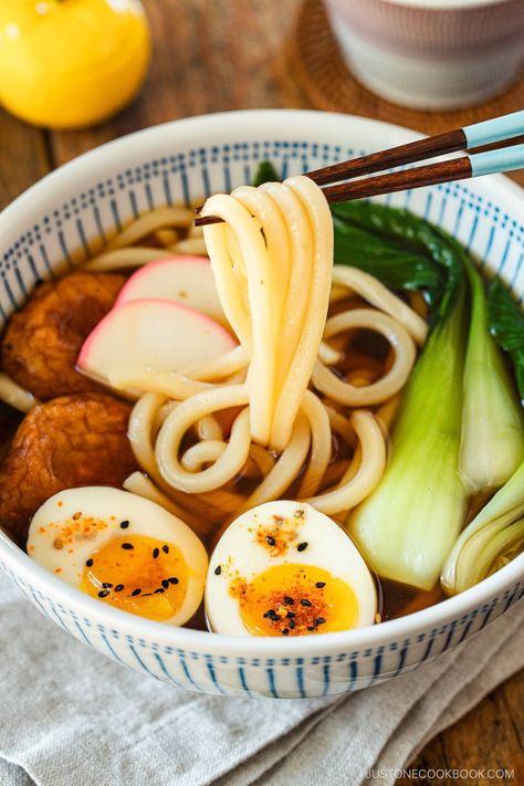 Japanese Food Udon, Udon Soup Recipe Easy, Udon Dishes, Oden Soup, Japanese Soups, Udon Recipes, Veggie Udon, Easy Udon, Udon Soup Recipe