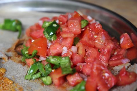 Tomato Salad Recipe, Salad Tomato, Cultural Food, How To Eat Healthy, Tomato Salad Recipes, Popular Side Dishes, Ethiopian Food, Tomato Salad, Vegetarian Food