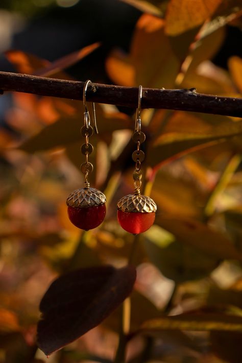 As a symbol of wisdom, strength, and potential, the tiny acorn symbolizes eternal hope that great things are about to come, as great oak trees from little acorns grow! These sweet carnelian stone and raw brass acorn earrings have stolen my heart 💛 Beautiful glowing 12mm diameter carnelians are paired with wonderfully detailed raw brass acorn caps dangling from a raw brass specialty chain with solid sterling silver ear hooks. These sweet acorns have a nice weight to them, yet they are still fair Tiny Acorn, Fall Earring, Acorn Caps, Acorn Jewelry, Acorn Earrings, Autumn Earrings, Autumn Jewelry, Carnelian Earrings, Sapphire Birthstone