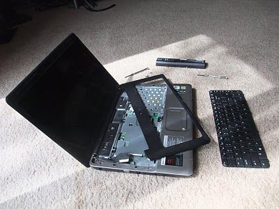 DIY - How to fix a broken laptop monitor.  It may seem difficult at first but with just a few steps you can get the screen to work again. Broken Laptop, Aesthetic Minimalist, Car Aesthetic, Clean Car, Car Dent Repair, Recondition Batteries, Laptop Battery, 18650 Battery, Computer Repair