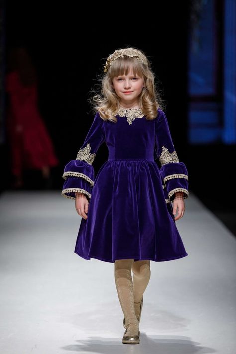 Girl Frock Design, Baby Frock Designs, Baby Frock Design, Girls Velvet Dress, Frock Designs, Simple Frocks, Velvet Dress Designs