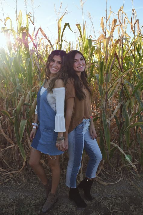 Corn Maze Pictures, Corn Field Pictures, Pictures With Sunflowers, Field Pictures, Female Portrait Poses, Pumpkin Patch Pictures, Sunflower Photography, Sister Photography, Corn Field