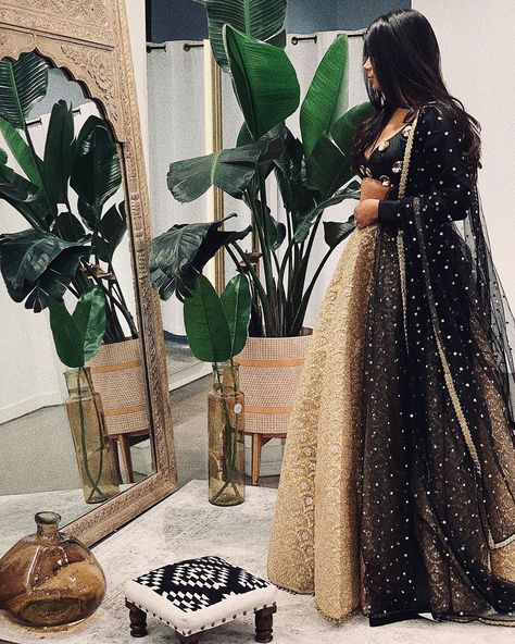 M A N I   J A S S A L on Instagram: “Mirror mirror on the wall who has the prettiest lengha on ? 😂💃🏾 The Ariel Skirt with the Queen Bee Top and Black Net Polka Dot Dupatta…” Black And Gold Lengha, Black Lengha, Gold Lengha, Lengha Designs, Black And Gold Lehenga, Maxi Skirt Ideas, Mani Jassal, Lehenga Outfits, Nikah Outfit