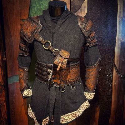 Norse-inspired leather armor sets By @enric_pujol_art on Instagram Ren Faire Armor, Fantasy Leather Armor, Norse Artifacts, Viking Male, Druid Costume, Knight Outfit, Armor Cosplay, Dragon Hunters, Wizard Costume