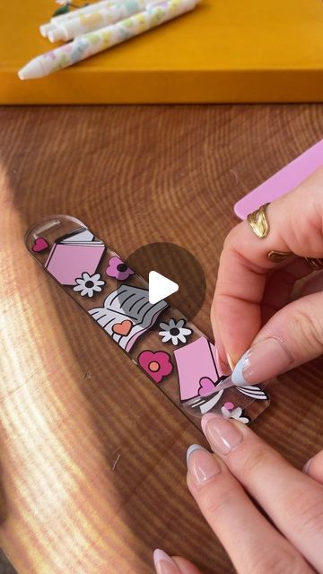 Cricut Joy Bookmark Ideas, Bookmark Ideas Cricut, How To Make Acrylic Bookmarks With Cricut, Diy Bookmarks Acrylic, Book Mark Cricut, Cricut Acrylic Bookmarks Svg Free, Vellum Bookmarks, Diy Acrylic Bookmark Ideas, Vinyl Bookmark Ideas