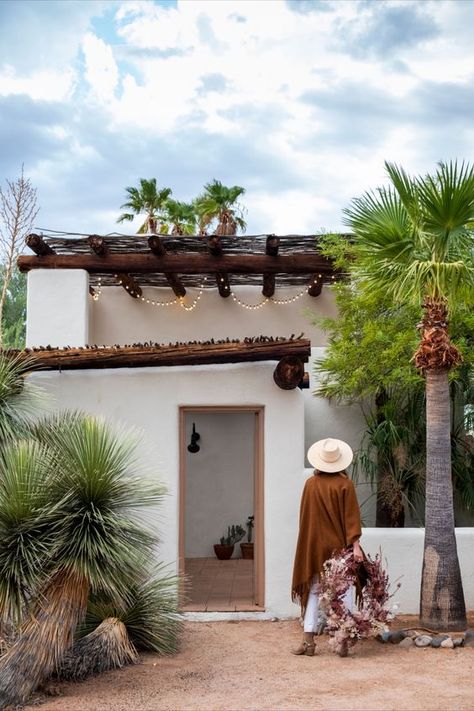 Desert House Interior Design, Desert House Decor, Desert Balcony, Minimalist Desert Home, Desert House Aesthetic, White Adobe House, Desert Homes Exterior Arizona, Modern Desert Home Exterior, Desert Ranch House