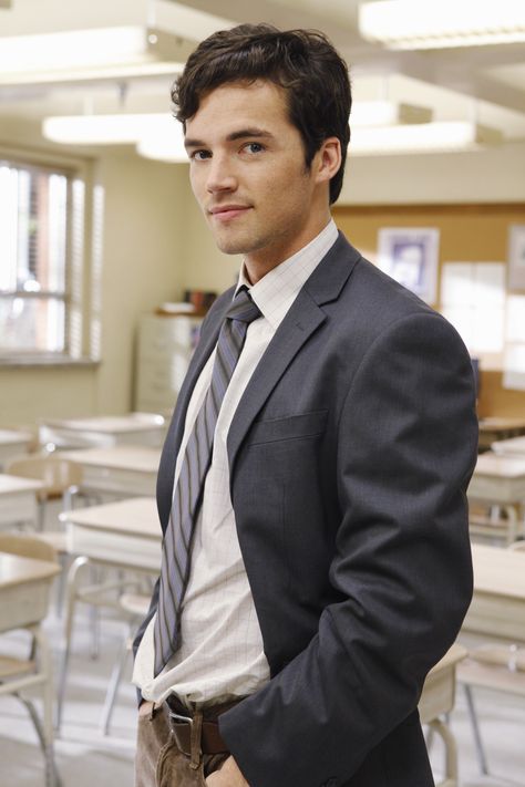 Can we all just stop and take a moment to admire Ezra Fitz from PLL? He is like totally hot and my boyfriend. Ezra Fitz, Ian Harding, A Man In A Suit, Man In A Suit, Tv Movie, The Villain, Pretty Little Liars, Serie Tv, Celebrity Crush