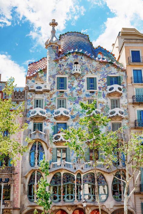 Discovering Gaudí’s Barcelona - Top Sights to Visit Barcelona Spain Travel, Casa Batlló, Lots Of Windows, Antoni Gaudi, Barcelona Travel, Palau, Beautiful Places To Travel, Barcelona Spain, Spain Travel