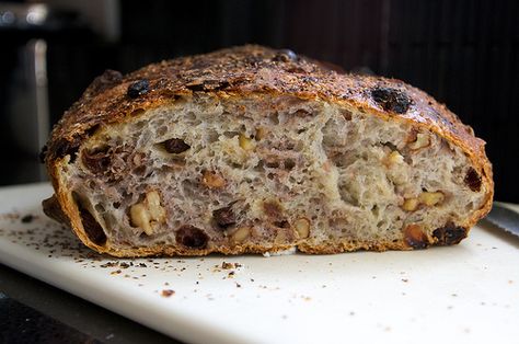 no knead walnut raisin bread-this looks so rustic and yummy! Raisin Walnut Bread Recipe, Walnut Loaf Recipe, Walnut Bread Recipe, Walnut Loaf, Rye Bread Recipes, Dutch Oven Bread, Healthy Afternoon Snacks, A Loaf Of Bread, Walnut Bread