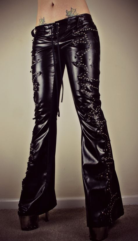 Bell Bottom Leather Pants, Low Waisted Leather Pants, Goth Biker, Leather Bell Bottoms, Flare Pants Outfits, Leather Trousers Outfit, Biker Girl Outfits, Leather Fashion Men, Outfits 2000s