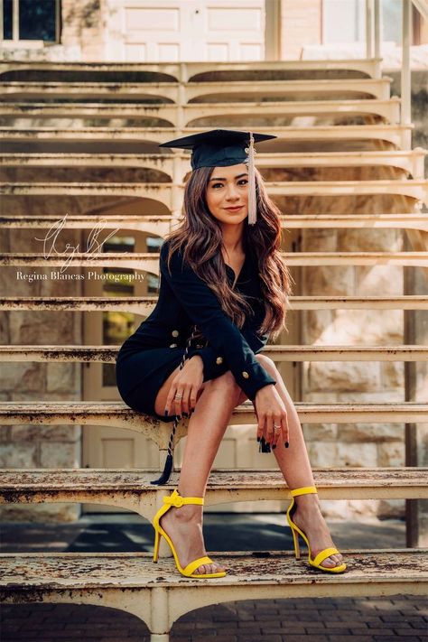 Check out these unique graduation photoshoot ideas and poses! Hire an affordable graduation photographer on PixPair today! #pixpair #findaphotographer #hireaphotographer #graduationphotographer #graduationphotography #graduation2020 #2020grad Graduation Pictures Outfits, Foto Doctor, Graduation Picture Ideas, High School Graduation Pictures, Graduation Outfit Ideas, Nursing Graduation Pictures, Photoshoot Outfit Ideas, Graduation Shoot, Cap And Gown Pictures