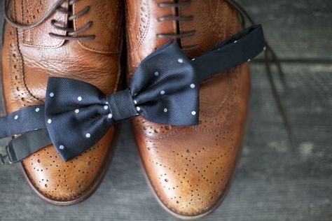 Tie Photography, Barn Wedding Inspiration, Barn Photography, Groomsmen Photos, Groom Accessories, Wedding Details Photography, Wedding Photography Tips, Fantasy Wedding, Groom Photo