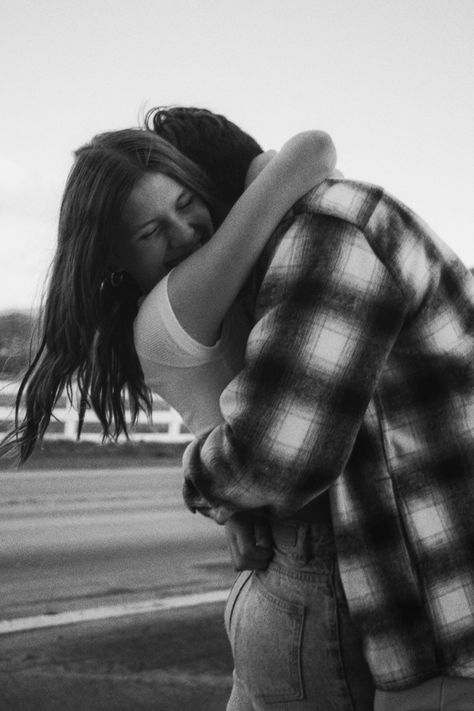 Teenage Couple Photoshoot Poses, Self Timer Photoshoot Ideas Couple, Smiling Couple Pictures, Discrete Couple Photos, Couple Picture Ideas No Face, Couple Poses Hidden Face, Teen Couple Photoshooting Ideas, Funny Couples Photoshoot, Hidden Couple Photos