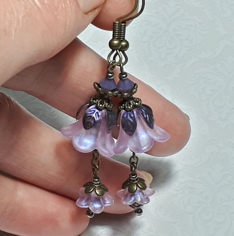 LILAC BRONZE FLOWER EARRINGS  ▪️▪️▪️▪️▪️▪️▪️️▪️▪️▪️▪️▪️▪️ These pretty pale purple floral earrings are made with cute lilac Lucite flowers that have been painted with an iridescent finish they have matching crystals in cyclamen opal shade and are finished with antique bronze fish hook ear wires and hand painted ornate floral bead caps. They are very light weight and are perfect for special occasions, festivals and bridesmaids yet cute enough for everyday wear.  💜MATERIALS *Lucite Flowers  *Bron Shoujo Life, Lucite Flower Earrings, Lilac Earrings, Pink Gift Box, Jewellery Vintage, Pale Purple, Hippie Earrings, Motif Vintage, Earrings Purple