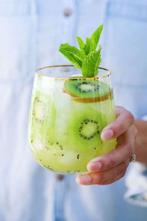 Kiwi Drinks Non Alcoholic, Kiwi Mocktail Recipes, Green Mocktail Recipe, Green Mocktails Non Alcoholic, Kiwi Mocktail, Strong Coffee Recipe, Kiwi Cocktail, Drink Mocktail, Thai Party