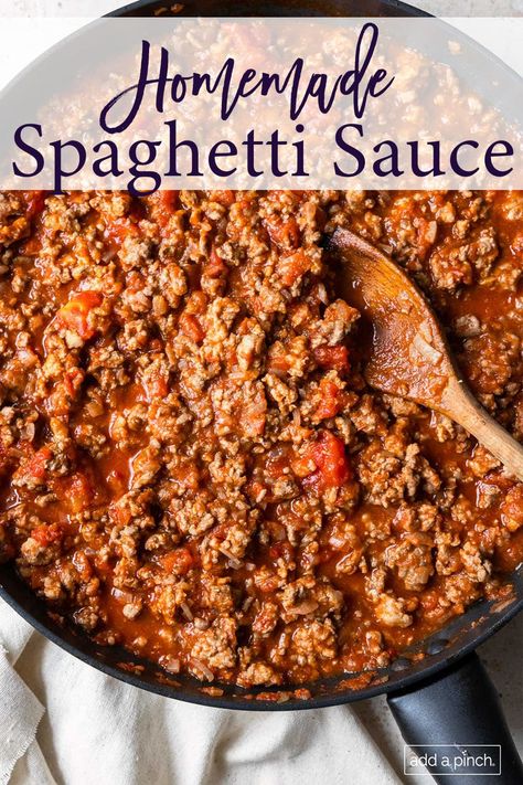 Easy homemade spaghetti sauce made with simple ingredients and ready in minutes. This classic spaghetti sauce recipe is a family dinner favorite. //addapinch.com #spaghettisauce #meatsauce #addapinch Hearty Spaghetti Sauce, Meatsauce Dinner, Spagetti Sauce Home Made, Quick Spaghetti Sauce, Spaghetti Meat Sauce Recipe, Meat Sauce Spaghetti, Homemade Spaghetti Meat Sauce, Bolognese Recipes, Easy Spaghetti Sauce