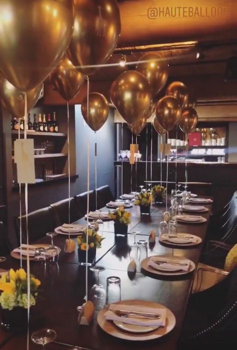 50th Birthday Restaurant Decor, Birthday Balloons Restaurant, Dinner Party Balloon Decor, 40th Birthday Restaurant Decorations, Birthday Decoration At Restaurant, Restaurant Bday Decorations, Simple Restaurant Birthday Decor, Table Decorations For 40th Birthday Party, Mens Birthday Tablescape