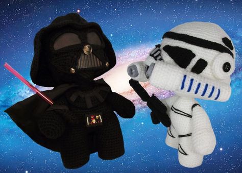 Debido al reciente estreno de la enésima entrega de la serie Star Wars -que nosotros antaño conocíamos con el mucho más apreciable título de “La Guerra de las Galaxias”- todo el mundo se ha puesto a tejer los amigurumis de sus personajes. A mí me encargaron “el blanco y el negro” y ahí vi la […] Star Wars Amigurumi, Stuff Animals, Yarn Dolls, Crochet Stars, Beginner Crochet Projects, Star Wars Darth, Star Wars Darth Vader, Crochet Stuff, Tv Characters