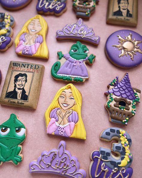 Hi Sweetie | Galletas decoradas (@hisweetie.hmo) • Instagram photos and videos Rapunzel 18th Birthday, Tangled Themed 18th Birthday, Tangled Desserts, Tangled Sweet 16, Tangled Themed Sweet 16, Tangled Quinceanera Theme, Rapunzel Cookies, Tangled Cookies, Rapunzel Party Ideas