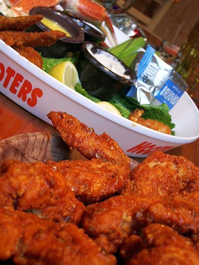 Hooters wings, for me it's breaded Medium flavored. Hooters Wings, Buffalo Wings, Yummy Foods, Wedding Food, Tandoori Chicken, Places To Eat, Chicken Wings, Buffalo, Food And Drink