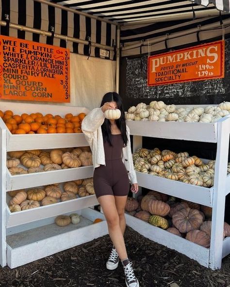 Pumpkin Patch Outfit Ideas, Brown Overalls, Pumpkin Patch Photoshoot, Pumpkin Patch Pictures, Creepy Halloween Costumes, Patch Outfit, Pumpkin Patch Outfit, Pumpkin Season, Mini Pumpkins