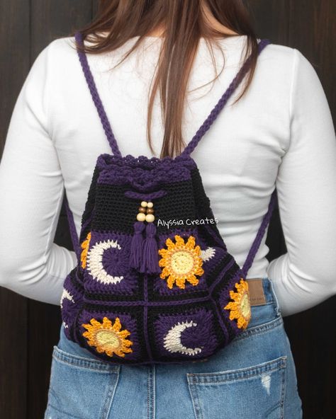 Crochet Sun And Moon, Crochet Drawstring Bag, Crochet Drawstring, Crochet Sun, Mochila Crochet, Crochet Backpack Pattern, Granny Square Crochet Patterns Free, Knit Bag, Confection Au Crochet