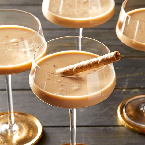 Brandy Alexander Brandy Alexander Cocktail, Pirouette Cookies, Brandy Alexander, Brandy Cocktails, Fruit Wine, Chocolate Liqueur, Beverage Recipes, Types Of Chocolate, Cocktail Desserts