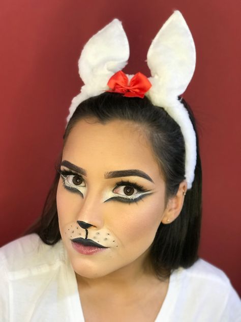 Maquiagem de coelhinha Bunny Makeup, Face Painting Easy, Cat Eye Makeup, March Hare, Halloween Makeup Easy, Cut Crease, Simple Makeup, Face Painting, Halloween Makeup