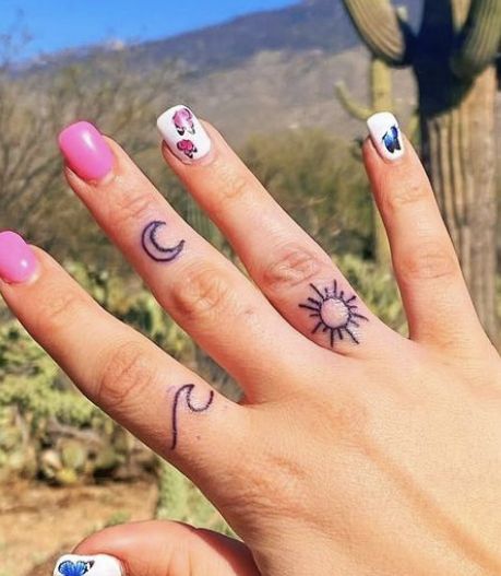 Beachy Finger Tattoos, Beach Hand Tattoo, Henna Beachy Designs, Henna Tattoo Designs Beach, Cute Summer Henna Tattoos, Henna Designs Beach Theme, Finger Tattoo For Women, Beach Tattoo, Sun Tattoos