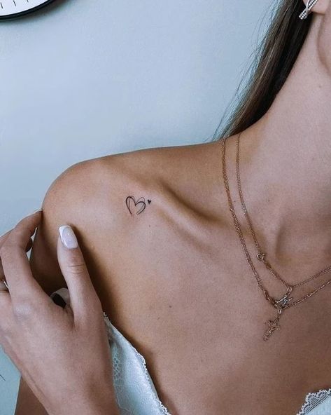 Collar Bone Fine Line Tattoo, Heart Tattoo Collar Bone, Tattoo Mini Cute, Tatoos Small Meaningful For Women, Tiny Chest Tattoo Female, Waistline Tattoos Women, Minimal Tattoo Ideas, Promise Tattoo, Basic Tattoos