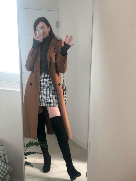 Short Skirt Long Jacket Outfit, Long Jacket Outfit, Girls Long Coat, Neat Outfits, Short Skirt Long Jacket, Natural Gamine, Short Skirts Outfits, Winter Shorts, Trans People