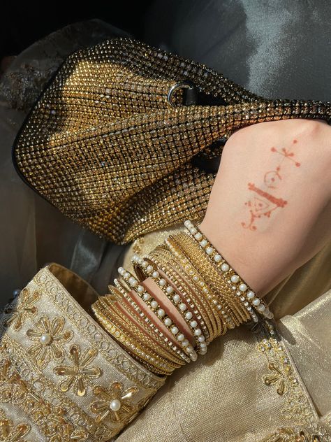 Mehndi Tattoo Designs, Eid Looks, Leg Henna, Simple Mehendi Designs, Desi Aesthetics, Bff Hands Aesthetic, Pretty Henna Designs, Desi Fashion Casual, Desi Aesthetic