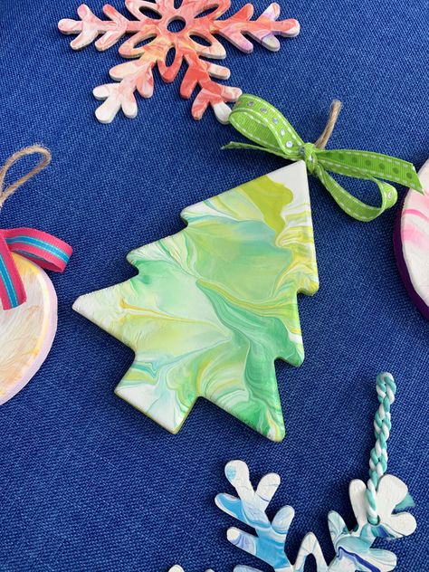 School Ornament Craft, Tye Dye Ornaments Diy, Toddler Handmade Ornaments, Swirl Paint Ornaments Diy Christmas, Children Ornaments Diy, Diy Marble Christmas Ornaments, Winter Holiday Crafts For Kids Classroom, Make Ornaments Diy, Kids Painted Ornaments