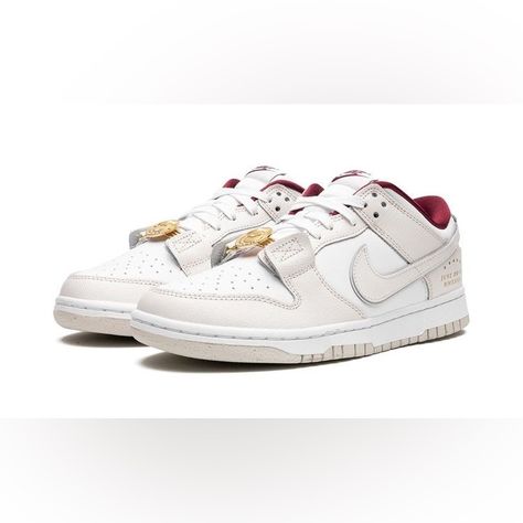 Just Do It White Phantom Nike Dunk Low Se (Women's) Rewrite The Original Og '80s Vibes Dunk Story Classic Streetwear, Cool, Casual Vibes - Its Padded And Low-Cut Ankle Lets You Take Your Style And Skills Anywherein Comfort. White Phantom/Burgundy (Women's) Bright Bold Colors Just Do It And Roman Numerals Reading 2023 On Lateral Heel And Insoles Graphics And Added Detail Celebrate Women In Sports. Leather Upper Will Age To Soft Perfection And Features A Durable Construction Reminiscent Of '80s Co Famous Slogans, Sneaker Displays, It Shoes, Sneakers Box, Kobe Shoes, Vintage Basketball, Team Red, Exclusive Sneakers, Basic Hoodie