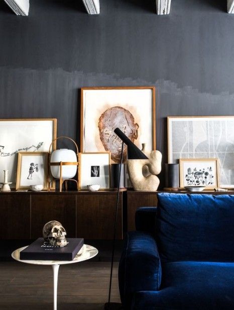 Dark Grey Living Room, Dark Living Rooms, Blue Velvet Sofa, Blue Couches, Ideas Hogar, Dark Walls, Dark Interiors, Blue Sofa, Creative Living