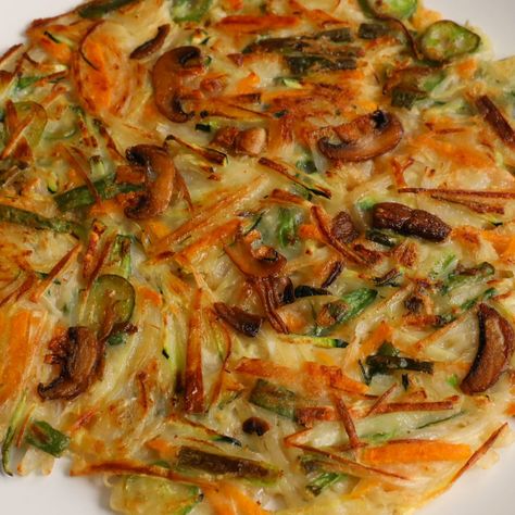 Vegetable Pancake, Maangchi Recipes, Veggie Pancakes, Korean Vegetables, Koreansk Mat, Korean Pancake, Vegetable Pancakes, Korean Cooking, Korean Dishes