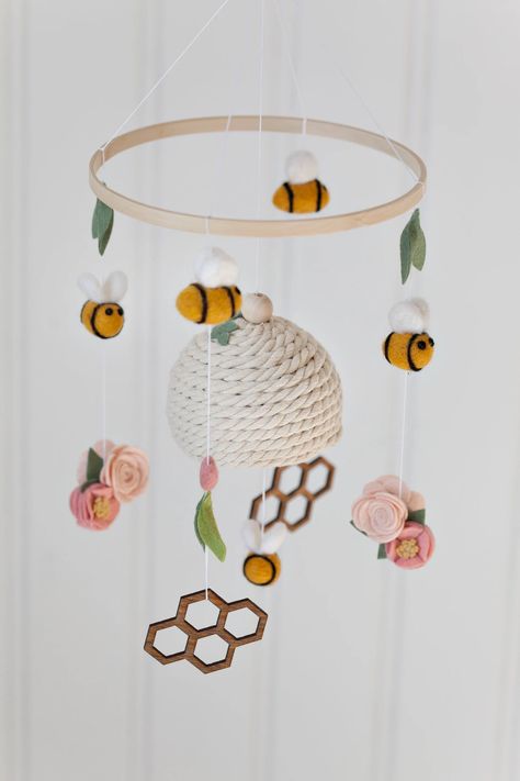 Garden Bee Mobile Bumble Bee Mobile Beehive & Flowers - Etsy Bumble Bee Nursery Ideas, Bee Theme Nursery, Bumble Bee Nursery Decor, Bumble Bee Mobile, Garden Themed Nursery, Bee Room Decor, Bee Lamp, Diy Baby Mobile Girl, Bee Bedroom