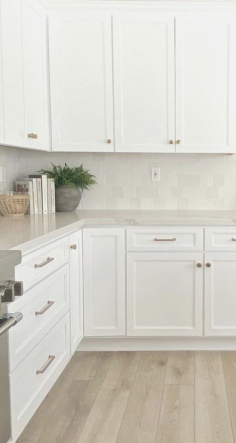 Kitchen Backsplash Inspiration, White Kitchen Inspiration, Small White Kitchens, White Shaker Kitchen, Cheap Ideas, Neutral Kitchen, Kitchen Backsplash Designs, White Kitchen Design, Simple Kitchen