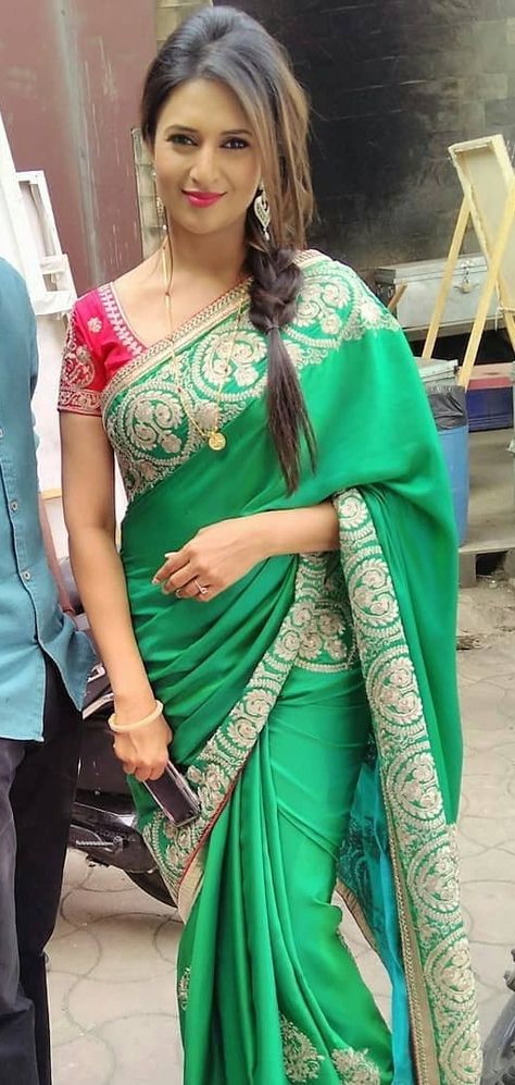 Divyanka Tripathi Saree, Bollywood Designer Sarees, Divyanka Tripathi, Indian Bridal Photos, Serial Actress, Modern Saree, Bollywood Hairstyles, India Dress, Indian Tv Actress